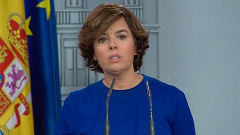 La vicepresidenta del Gobierno, Soraya Sáenz de Santamaría, ha denunciado el "abochornante espectáculo" y la "vergüenza" para "cualquier demócrata" que está dando el Parlament de Cataluña con el "falso debate" sobre la ley del referéndum secesionista