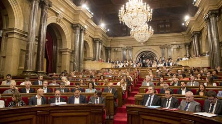 El Parlament modifica el orden del día para votar la ley del referéndum ante la indignación y el enfado de la oposición