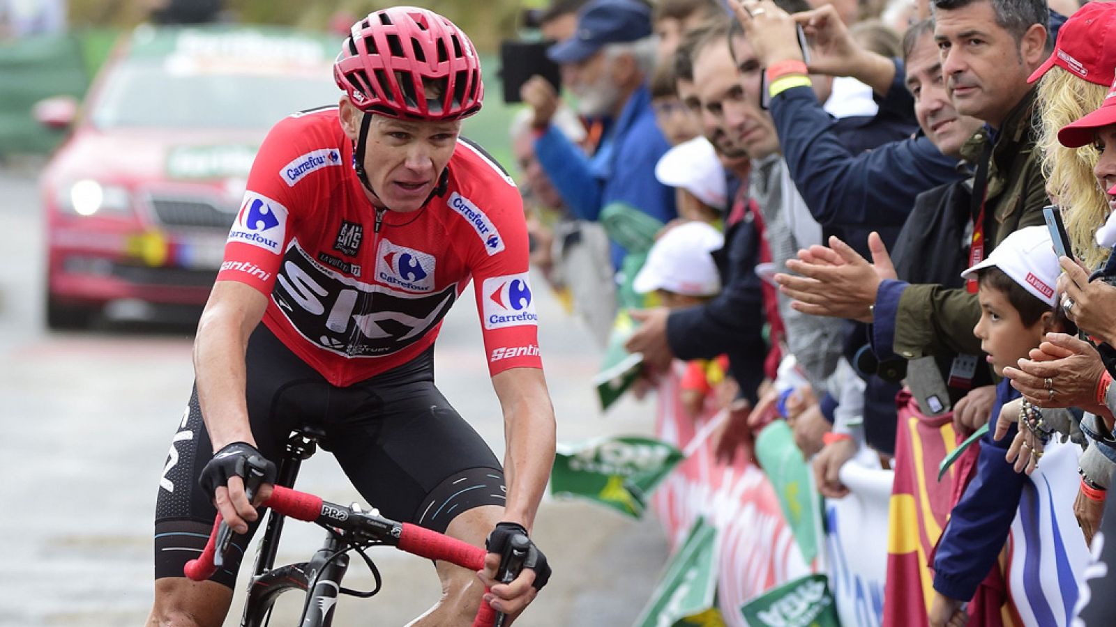 El líder de la Vuelta, Chris Froome, ha asegurado en la meta de Los Machucos que se siente "bien" y confiado en mantener el liderato "los tres días que quedan" de la ronda española.