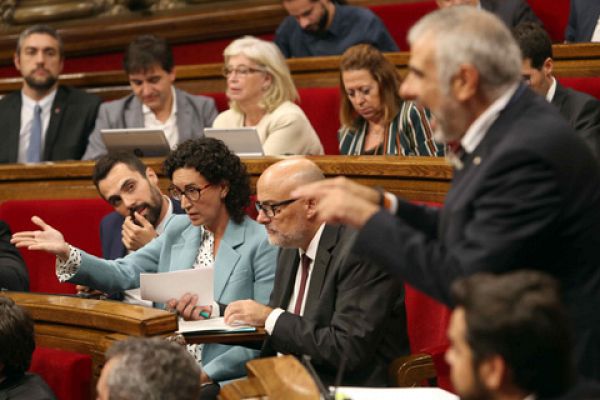 Momentos más tensos en el pleno del Parlament durante el debate de la ley del referéndum