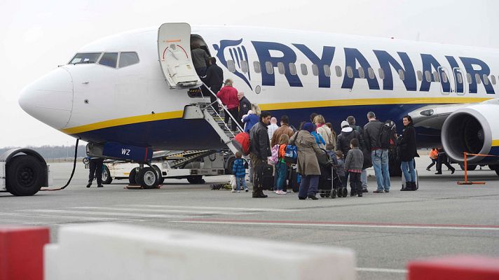 Telediario 1 - Ryanair cobrará por llevar la maleta de cabina arriba en el avión