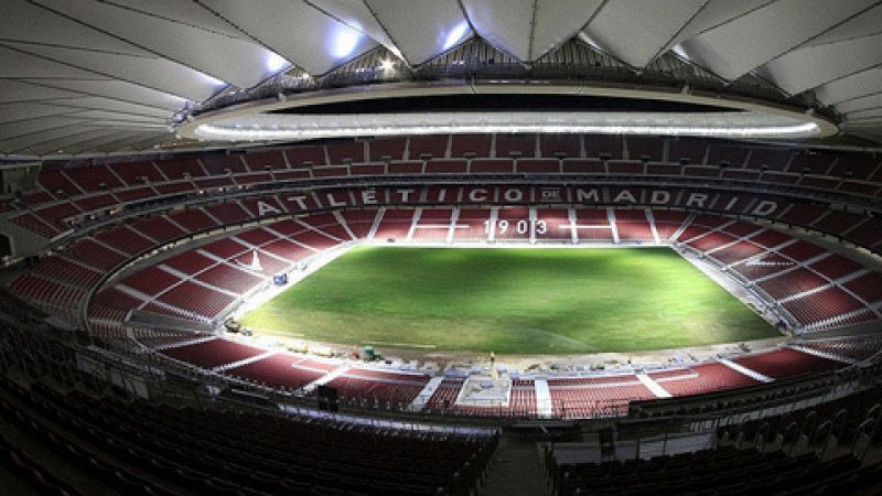 El nuevo estadio del Atlético de Madrid ya cuenta con el césped sobre el que jugará el equipo rojiblanco a partir del próximo 16 de septiembre.