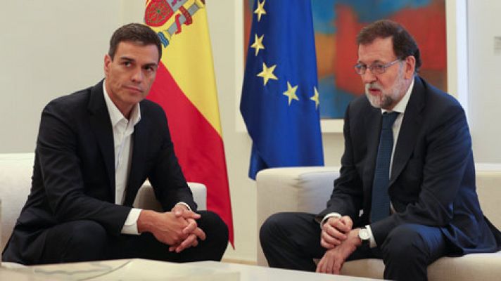 Rajoy recibe a Sánchez en la Moncloa para afrontar la crisis independentista en Cataluña