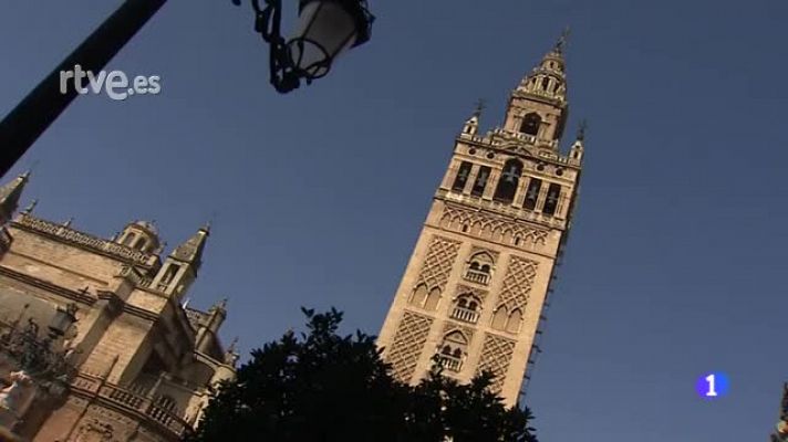 Un desfibrilador, clave en la recuperación de un turista finlandés infartado en la Giralda, Sevilla