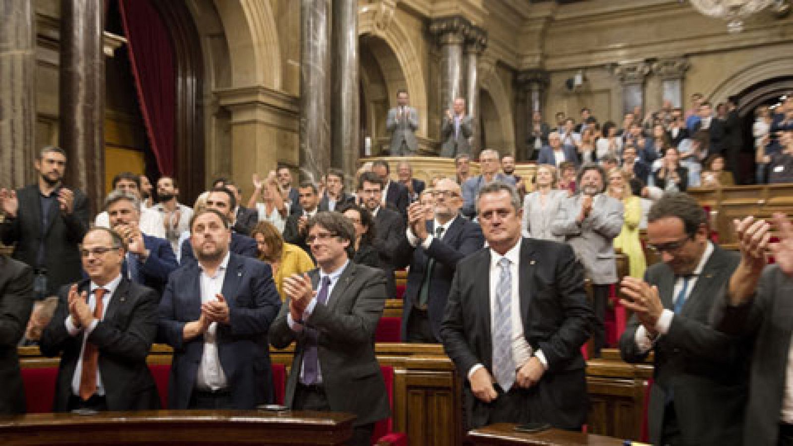 Telediario 1: El Parlament de Cataluña culmina su desafío al Estado y aprueba la principal ley de desconexión con España | RTVE Play