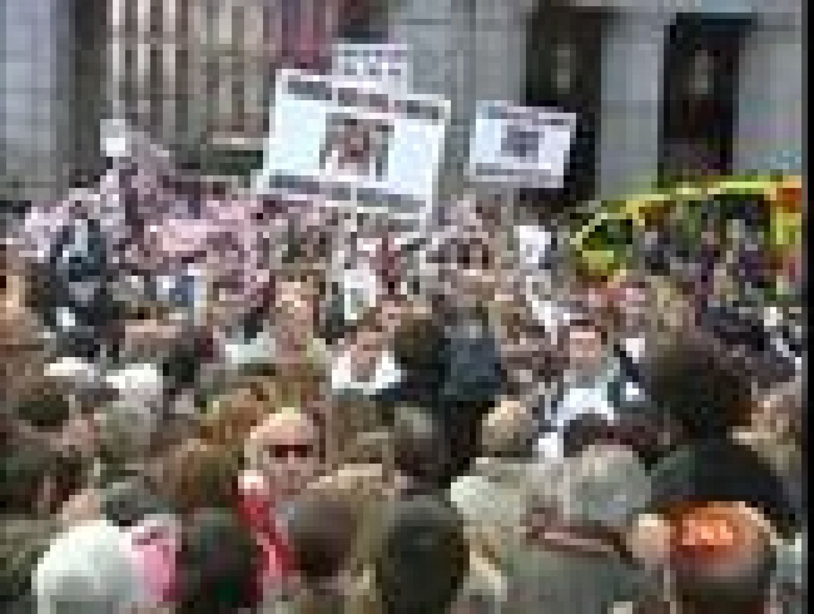 Cientos de personas arropan a la familia de Marta del Castillo en Madrid.