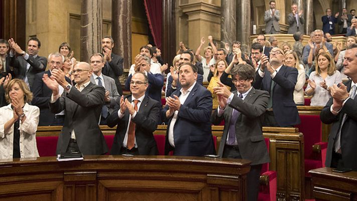 Telediario 1 - El Parlament catalán aprueba la ley de transitoriedad pasada la medianoche