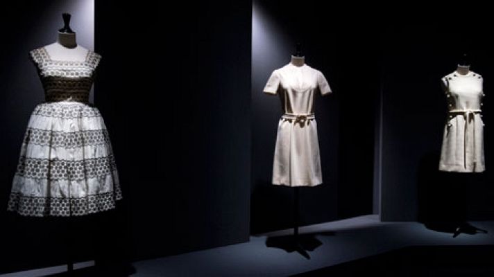 Una exposición recorre la trayectoria de Pertegaz a través de sus trajes y un fashion film en la Sala Canal