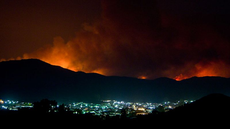 El incendio forestal declarado a primeras horas de la tarde del viernes en La Granada de Riotinto (Huelva) ha motivado, hasta el momento, el desalojo preventivo de más 400 personas, la mayoría de ellas durante la noche del viernes, la madrugada y pri