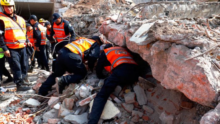 Los equipos de rescate buscan en Juchitán supervivientes del terremoto entre los escombros
