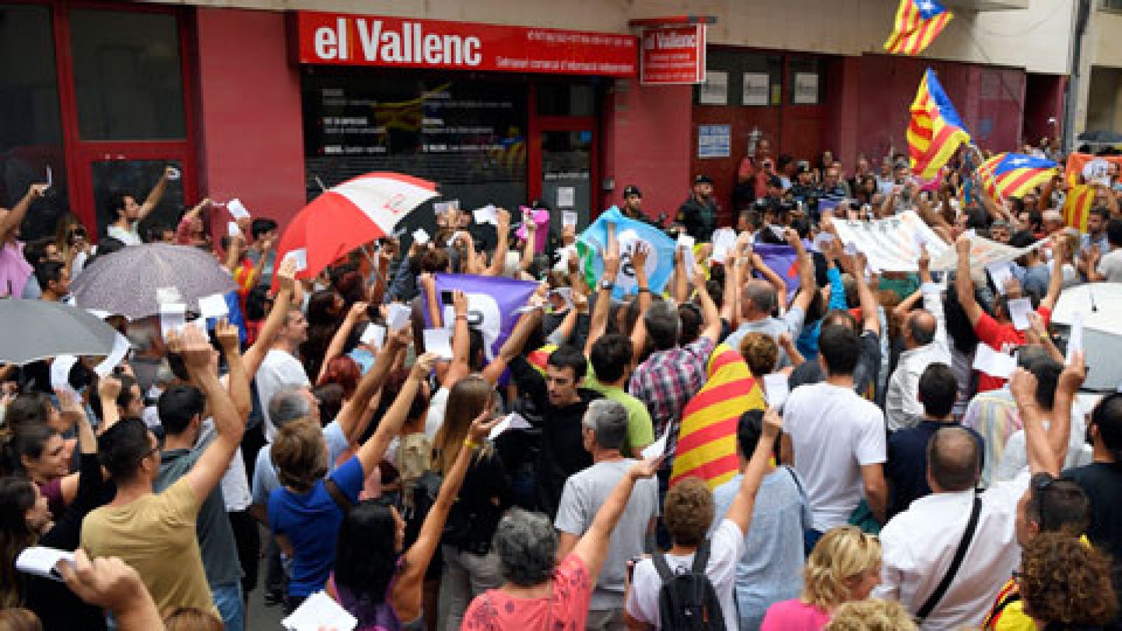 Telediario 1: La Guardia Civil registra un local en Valls en busca de material para la consulta ilegal del 1 de octubre | RTVE Play