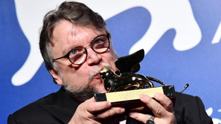 Guillermo del Toro recibe el León de Oro en Venecia