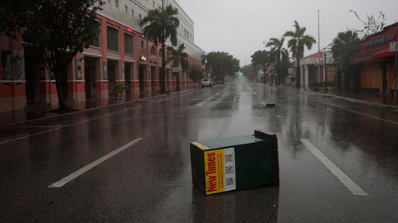 El huracán Irma toca tierra en los Cayos de Florida 