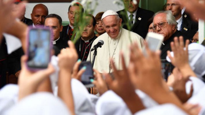 El papa visita en Colombia a niñas víctimas de la violencia