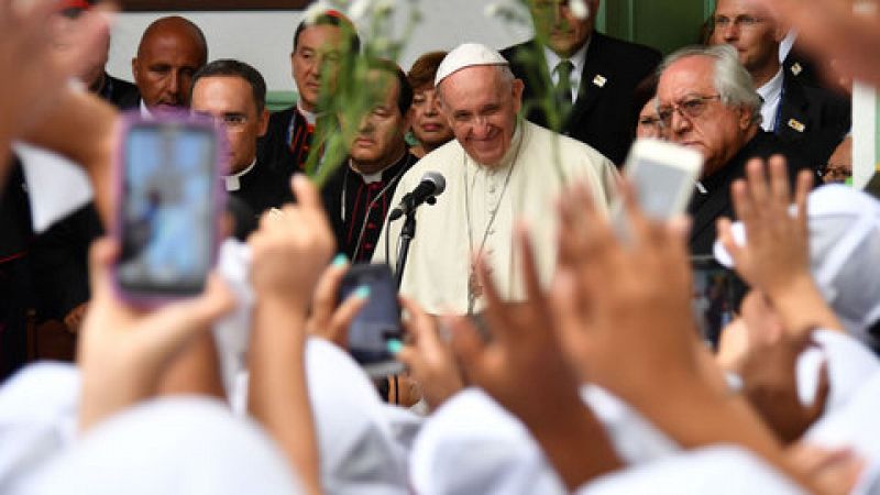 El papa visita en Colombia a 500 niñas víctimas de la violencia