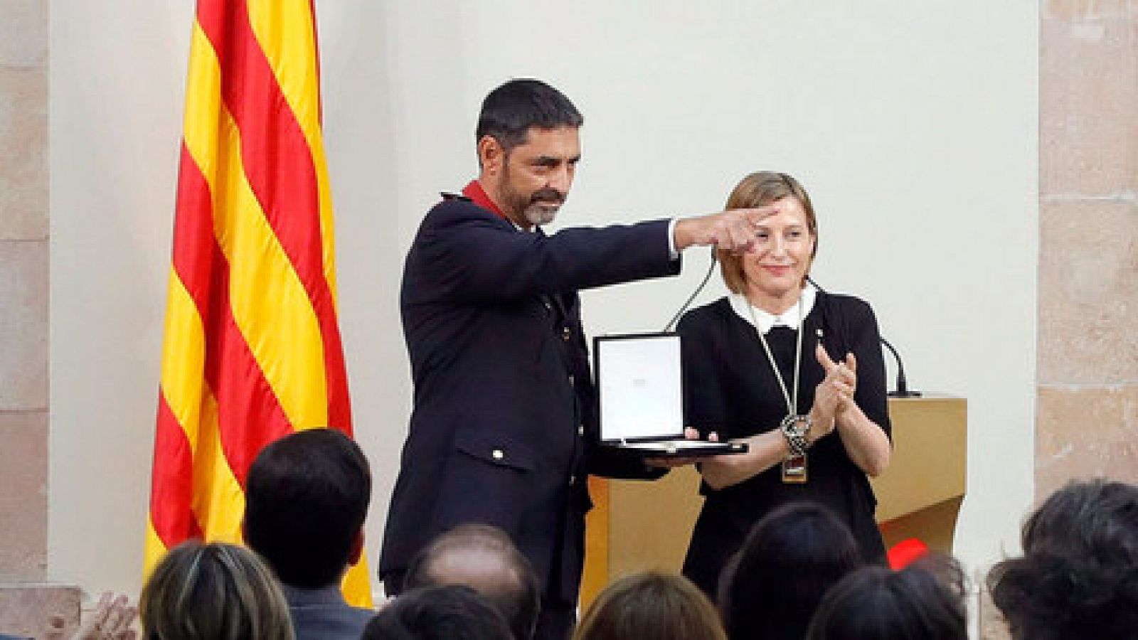 Telediario 1: El Parlamento de Cataluña entrega sus medalla de honor a los cuerpos y servicios que actuaron tras los atentados | RTVE Play