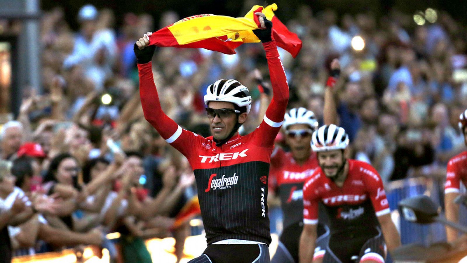 Con el dorsal '1' a la espalda, la bandera de España y con un  recorrido en solitario con su equipo al término de la etapa, la  organización de la Vuelta dio su particular despedida a un Contador  que recorrió sus últimos kilómetros como profesional,