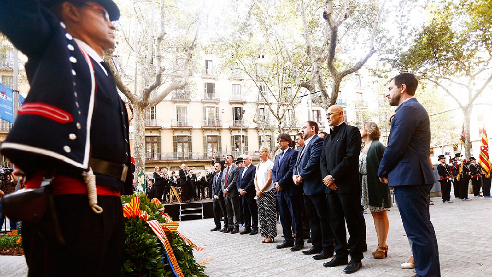 La ofrenda floral ante el monumento a Rafael Casanova inicia los actos de la Diada