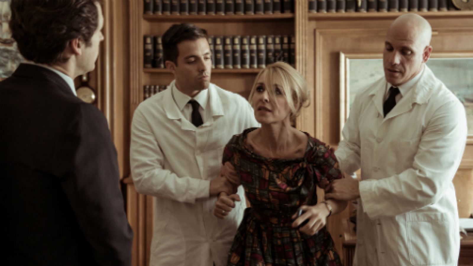 El Ministerio del Tiempo - La joven Lola Mendieta, cara a cara con su hija