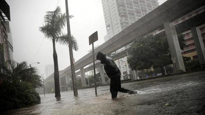 Irma pierde fuerza y se convierte en huracán de categoría 1 