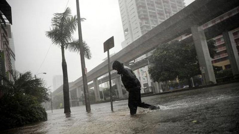 Irma pierde fuerza y se convierte en huracán de categoría 1 en su avance por Florida 