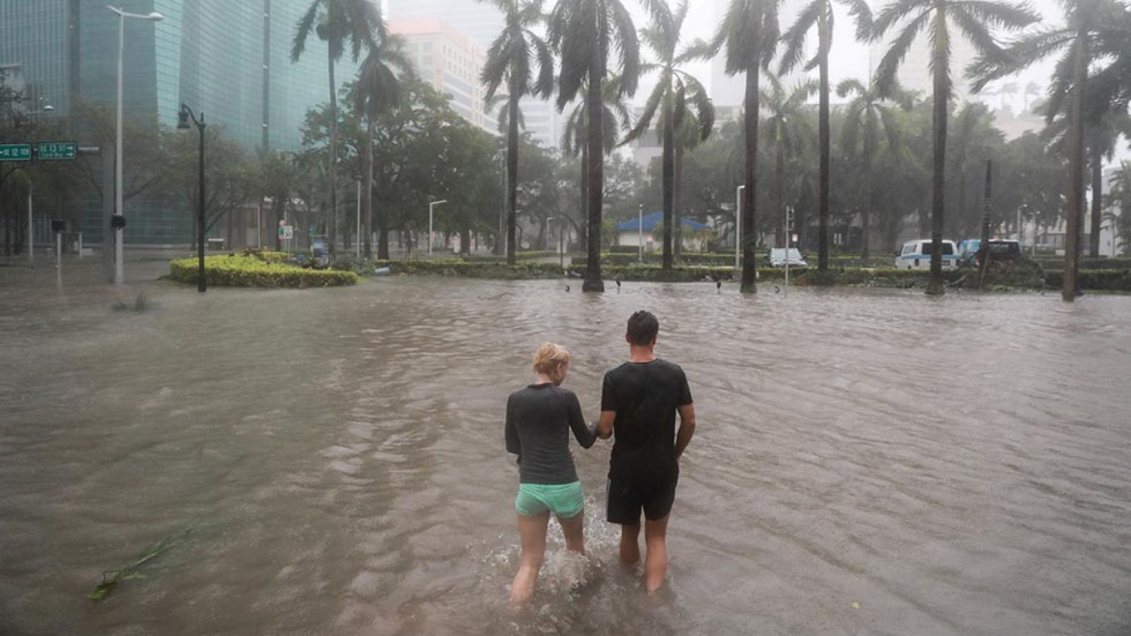 Irma deja sin electricidad a 4 millones de hogares y negocios en Florida e inunda el centro financiero de Miami