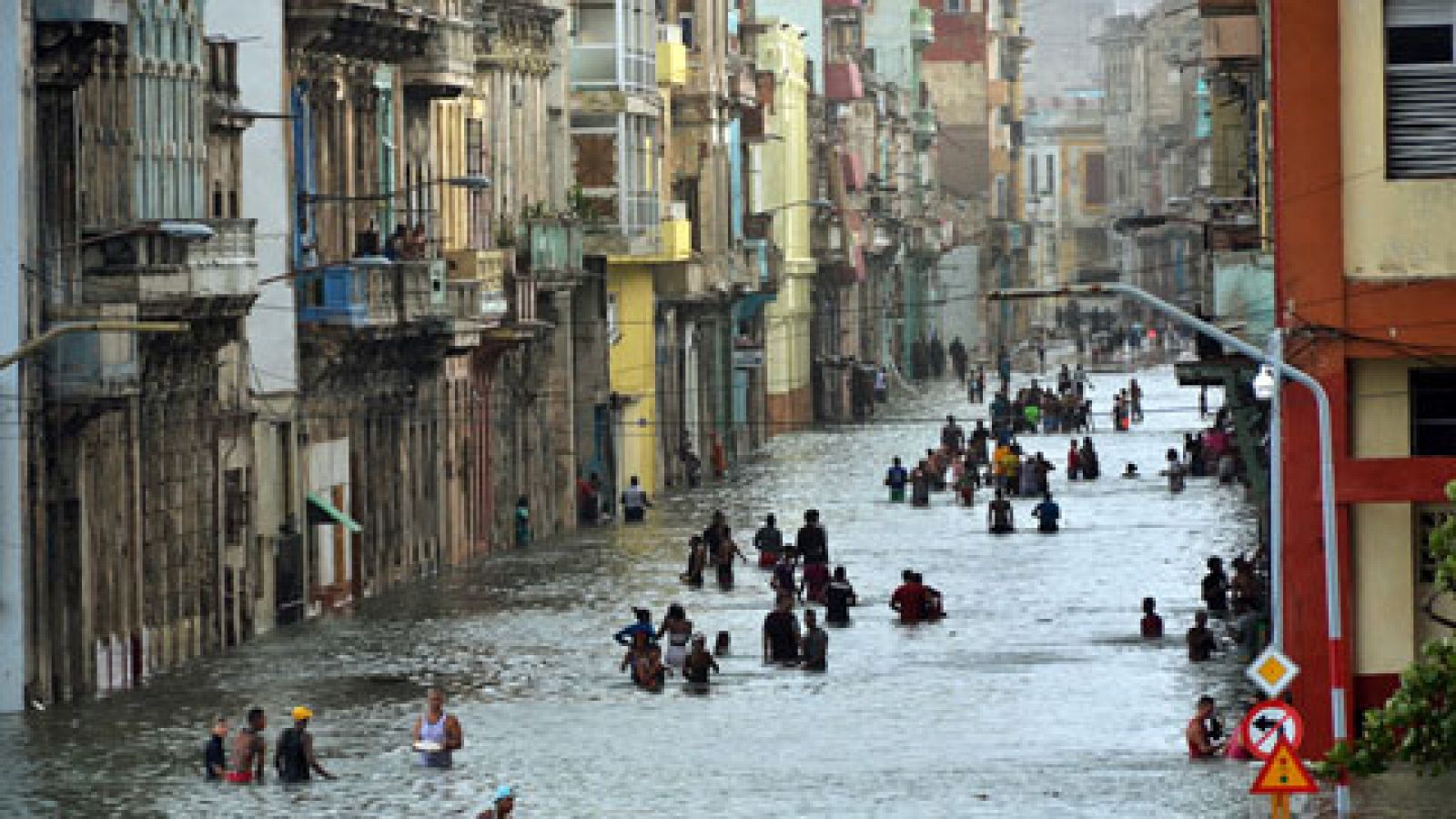 Telediario 1: Miles de turistas quedan atrapados en Cuba tras el paso del huracán Irma | RTVE Play