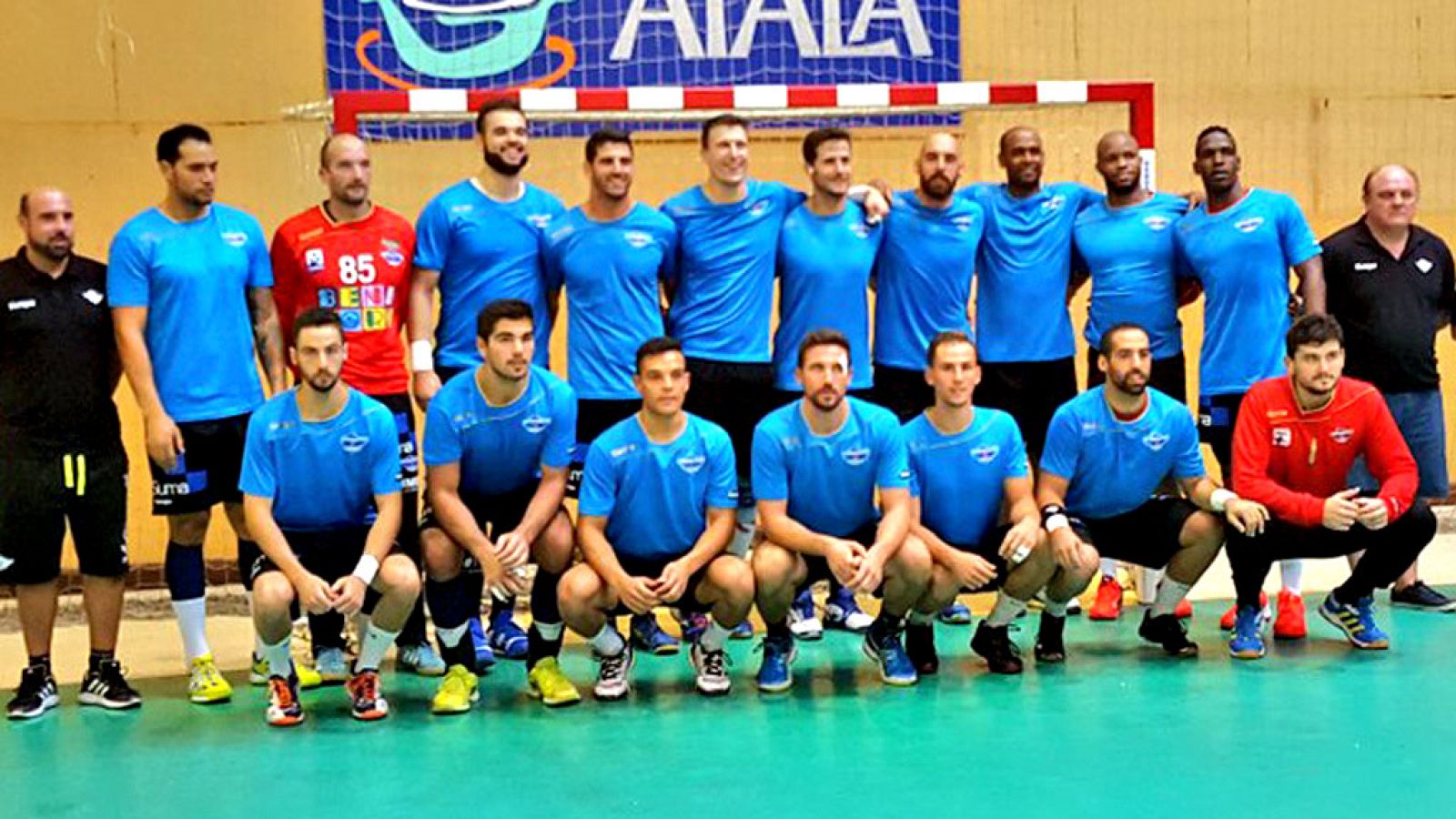 El huracán Irma descarga su extraordinario poder destructivo sobre el Caribe. Y los ecos llegan al Club Balonmano Benidorm, cuatro de sus jugadores son cubanos.