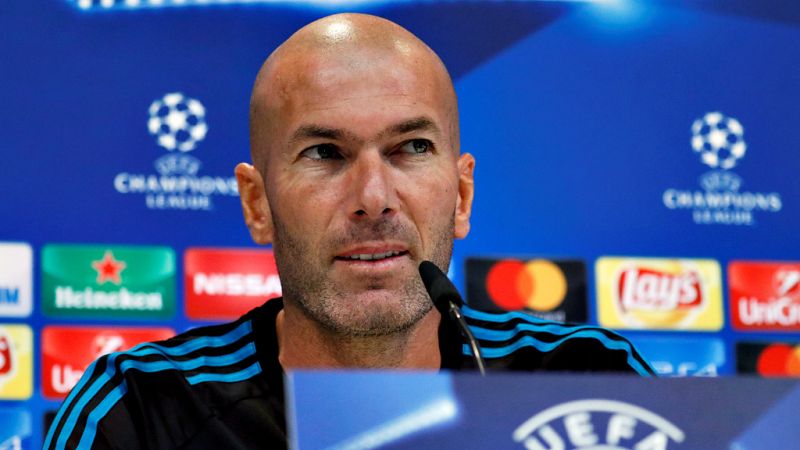 El técnico del Real Madrid, Zinedine Zidane, ha desvelado que el club intentó fichar otro delantero tras las salidas de Morata y Mariano pero finalmento "no se ha podido". No obstante, el francés no quiere darle más vueltas al asunto y adelanta "una
