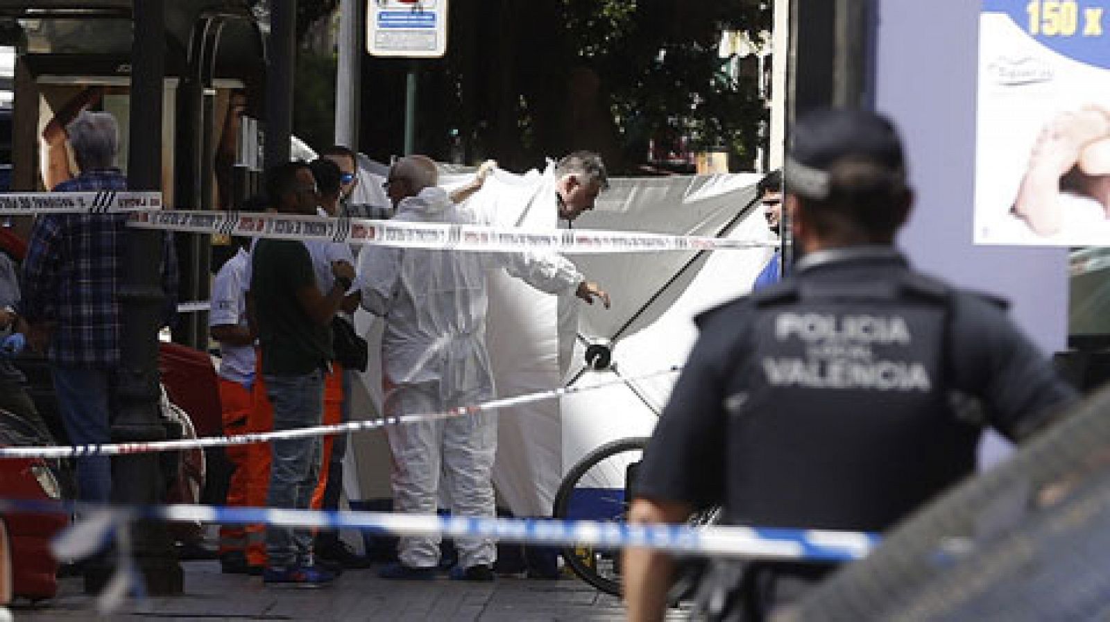 Telediario 1: Muere acuchillado un policía al enfrentarse con un sospechoso en Valencia | RTVE Play