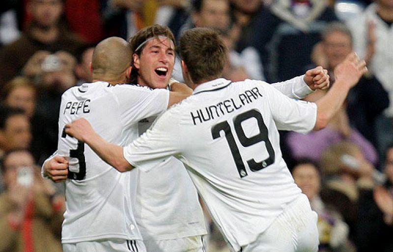 El Real Madrid está dispuesto a seguir dando guerra en la liga, ha recortado cinco puntos al Barça en una semana