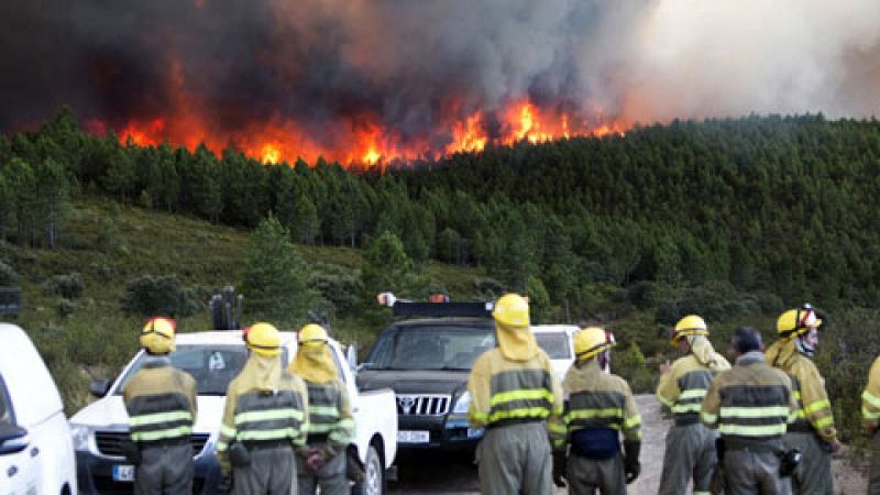 Controlado el incendio forestal en Santa María de Ordás (León)