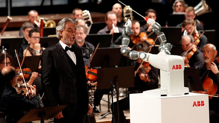 Telediario 1 - YuMi, el robot que sabe dirigir a una orquesta