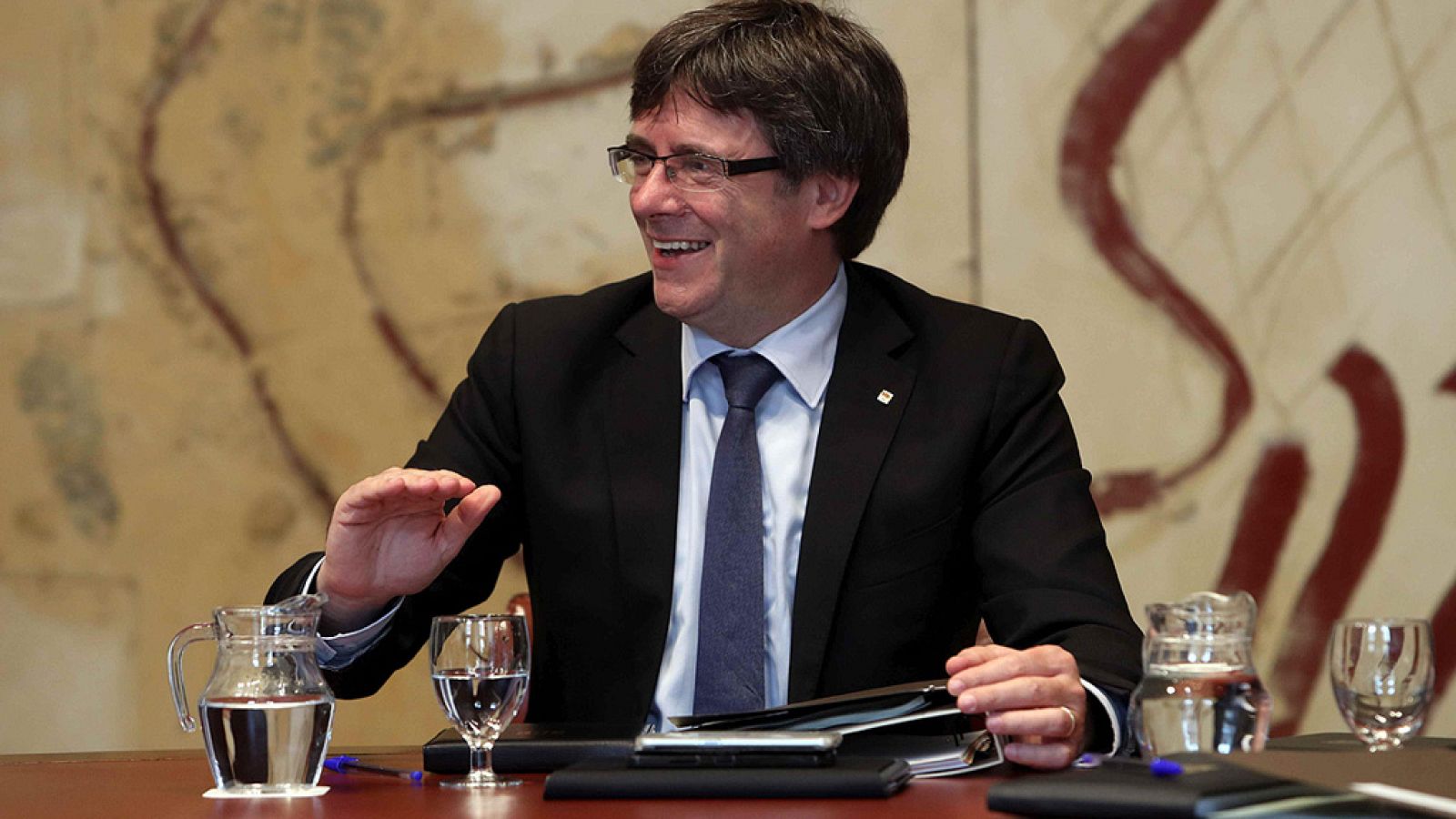 Puigdemont afirma que "es una barbaridad" interrogar a los alcaldes que cedan locales para el 1-O - Informativo 24h | Ver