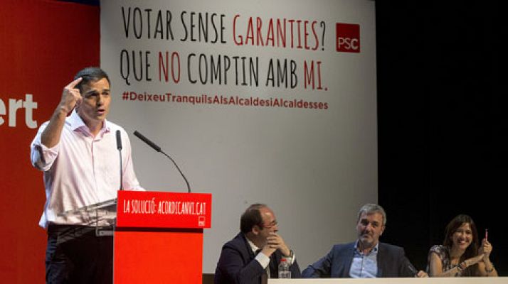 Pedro Sánchez apoya a sus alcaldes en Cataluña y avisa de que ninguna amenaza les va a parar