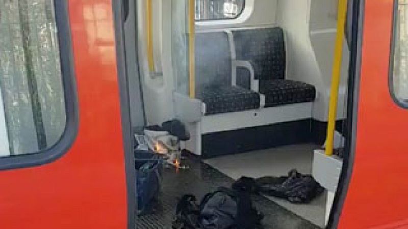 Así ardía el artefacto tras explotar en un vagón del metro de Londres dejando varios heridos
