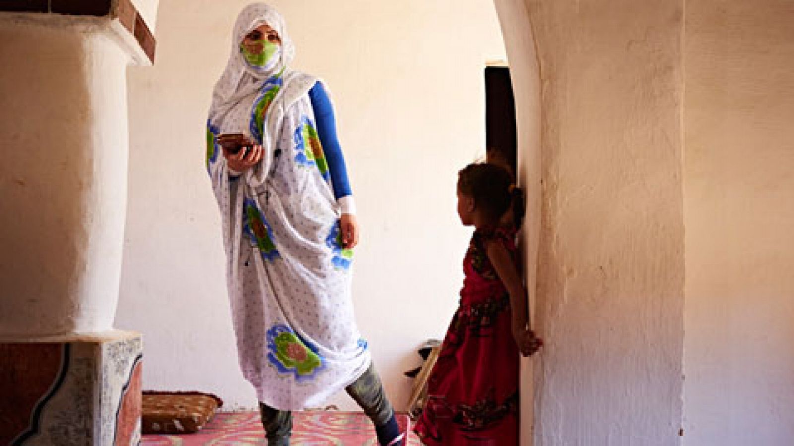 Informativo 24h: Un micro para el Sáhara, la magia de la radio en el desierto | RTVE Play