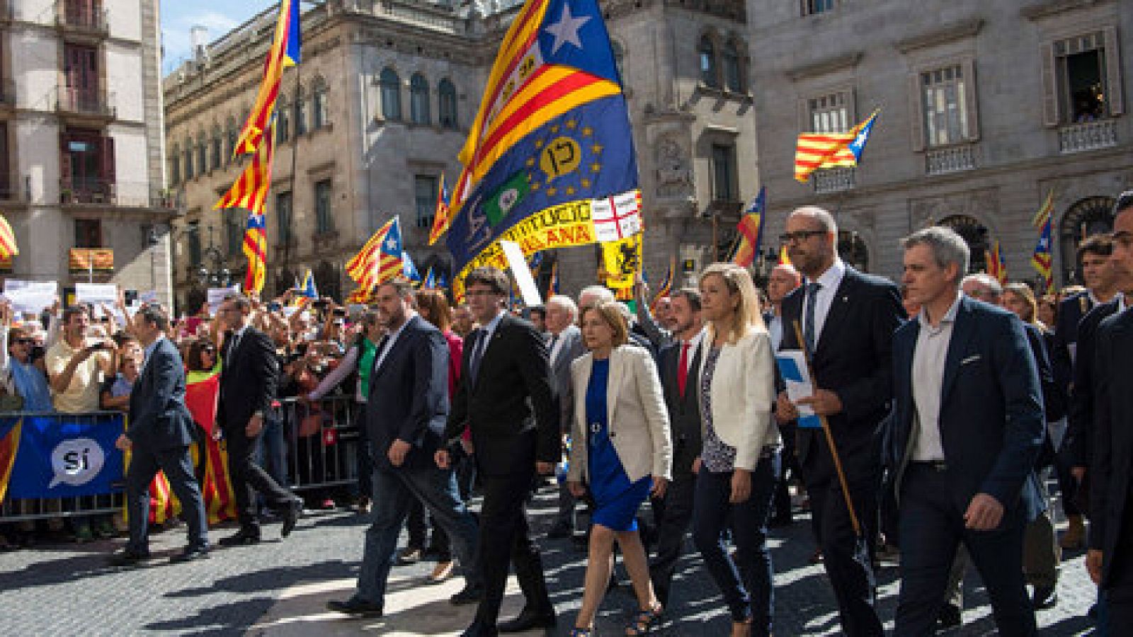 Telediario 1: Puigdemont ha reunido en la Generalitat a los 700 alcaldes  | RTVE Play