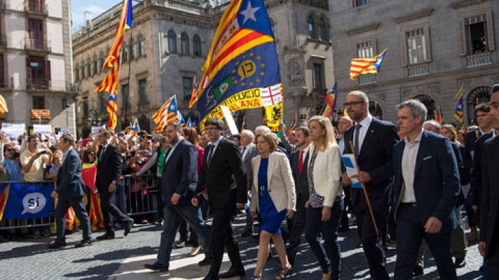 Puigdemont ha reunido en la Generalitat a los 700 alcaldes 