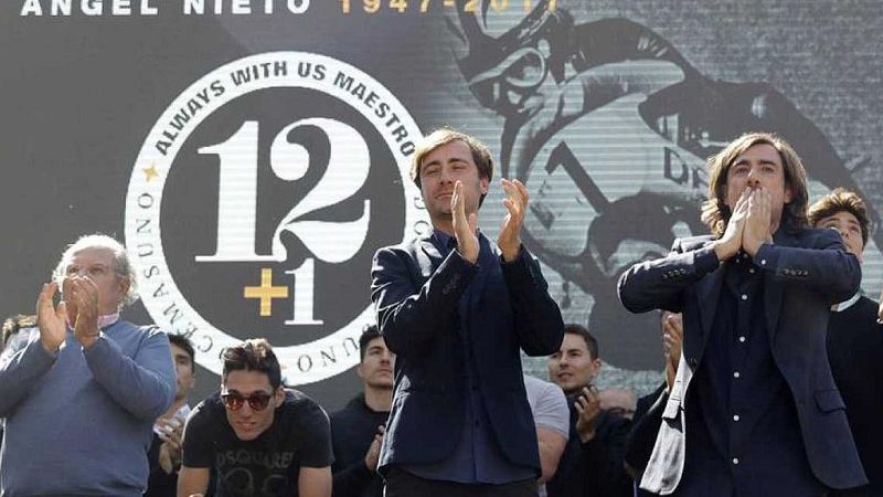 Miles de personas rinden homenaje a Angel Nieto a las puertas del Bernabéu