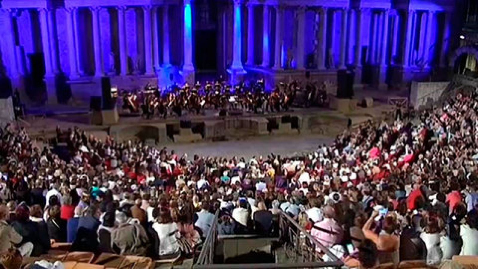 Telediario 1: 2.500 espectadores disfrutan del concierto de Ainhoa Arteta en el Teatro Romano de Mérida | RTVE Play
