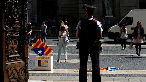 La Generalitat usa Twitter para sortear el cierre de webs mientras sigue la incautación de material electoral