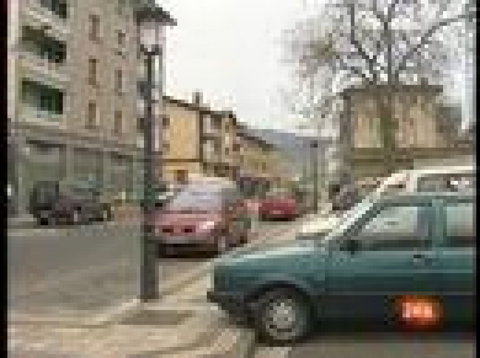 ETA ha hecho estallar una mochila bomba en la sede del PSE en Lazkao (Guipúzcoa). Un atentado que no ha causado víctimas personales pero sí cuantiosos daños materiales.