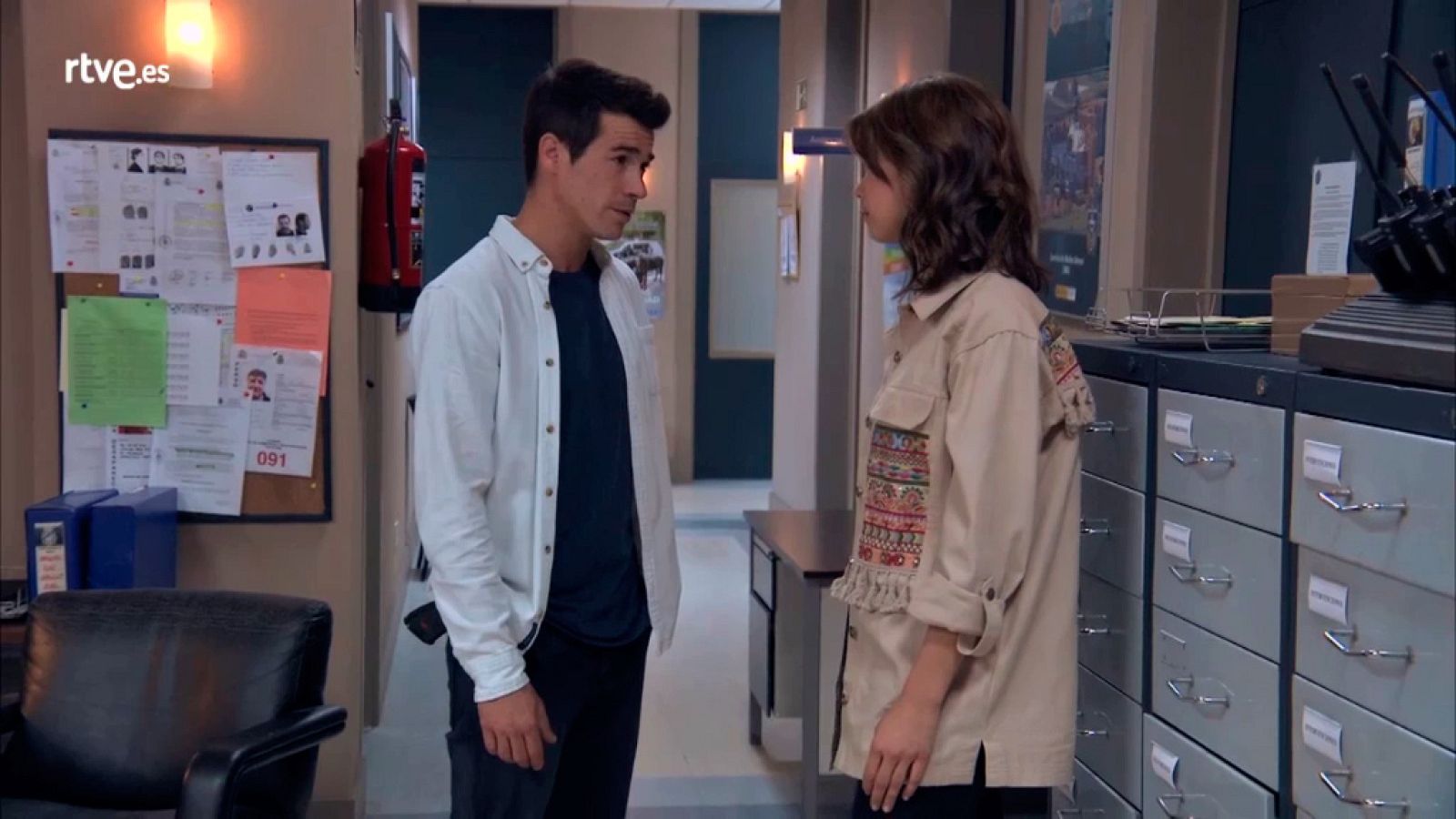 Servir y proteger - Alicia y Rober hacen las paces