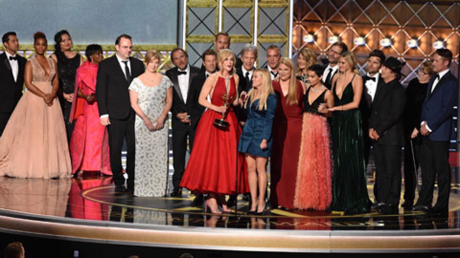 Telediario 1: Entrega en Los Ángeles de los Emmy, los prestigiosos premios de la televisión en Estados Unidos | RTVE Play