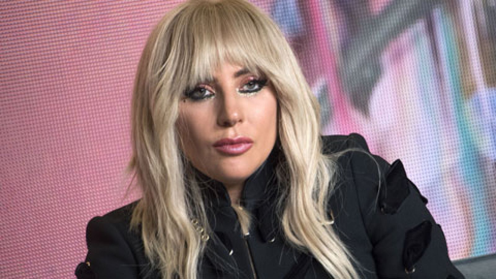 Telediario 1: Lady Gaga cancela hasta principios del próximo año los conciertos de su gira europea por problemas de salud | RTVE Play