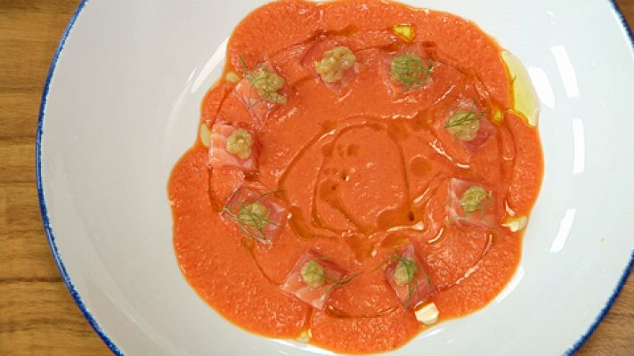 Sopa de verduras con salmón