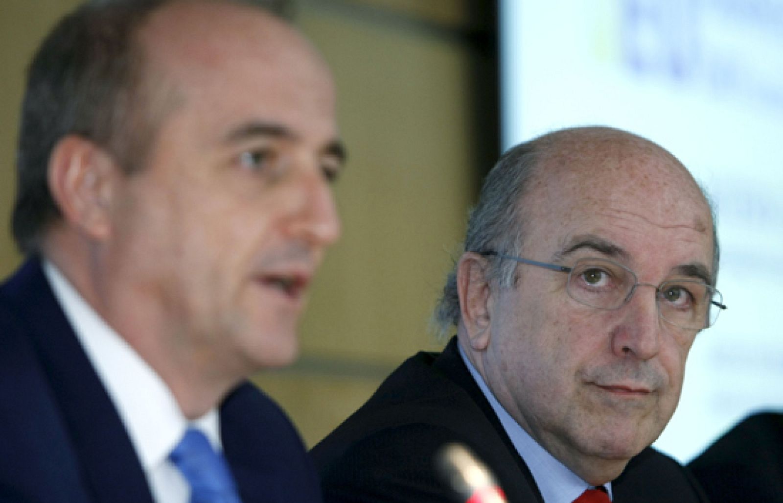 Almunia asegura que hay que pasar de las palabras a los hechos en la próxima cumbre del G-20 | Ver