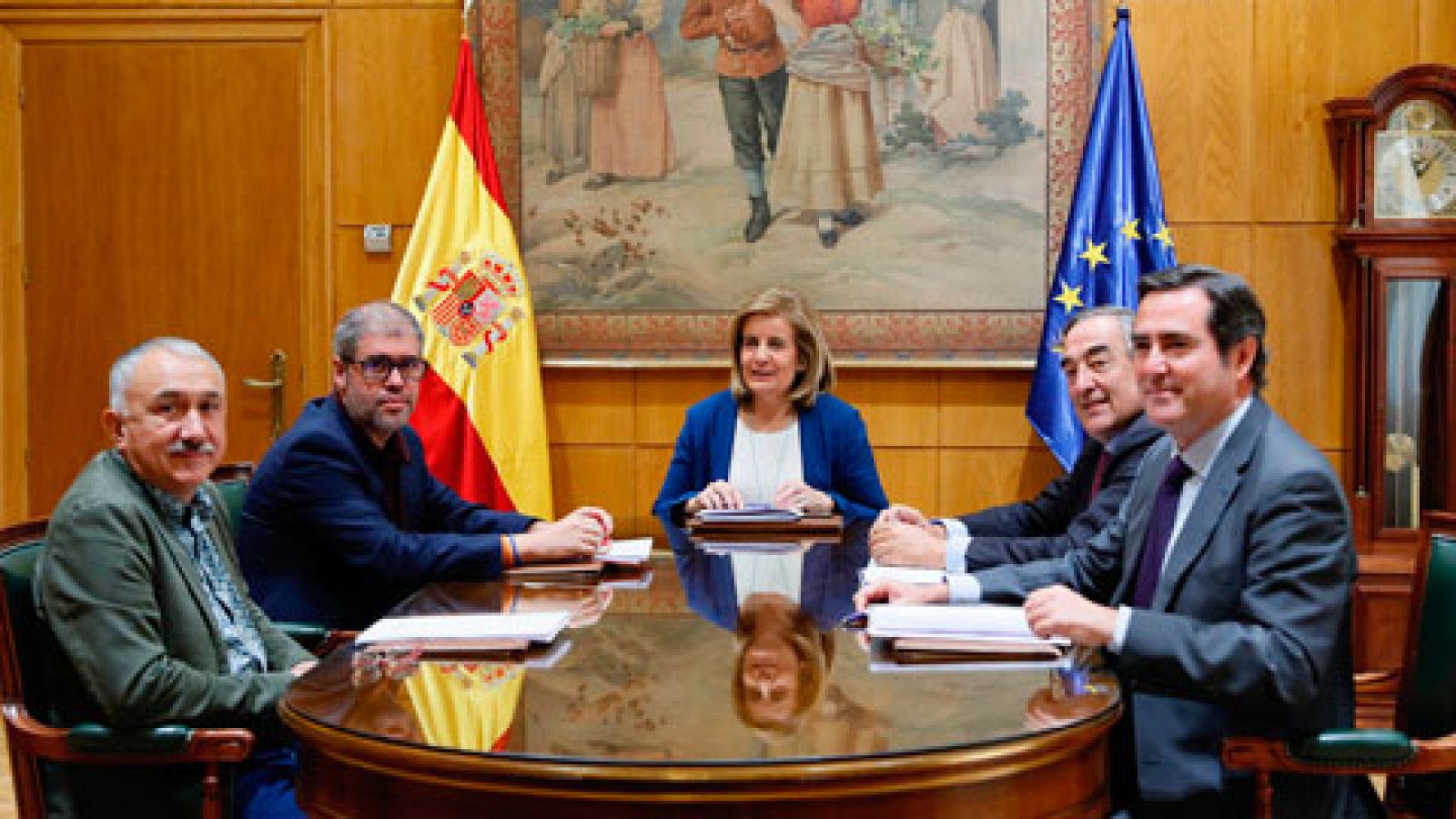 Telediario 1: La ministra, Fátima Báñez, ha propuesto a patronal y sindicatos reducir a 3 los tipos de contrato | RTVE Play