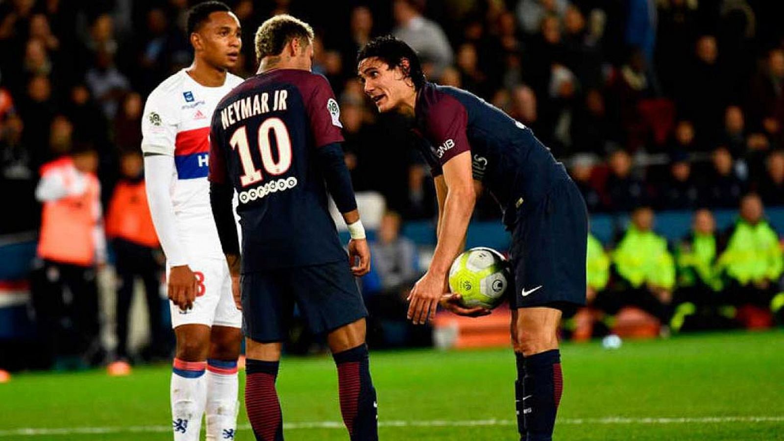 Neymar y Cavani, a punto de llegar a las manos en el vestuario del PSG